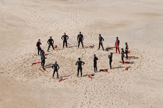 Equipe, groupe de sauveteurs sur la plage. 